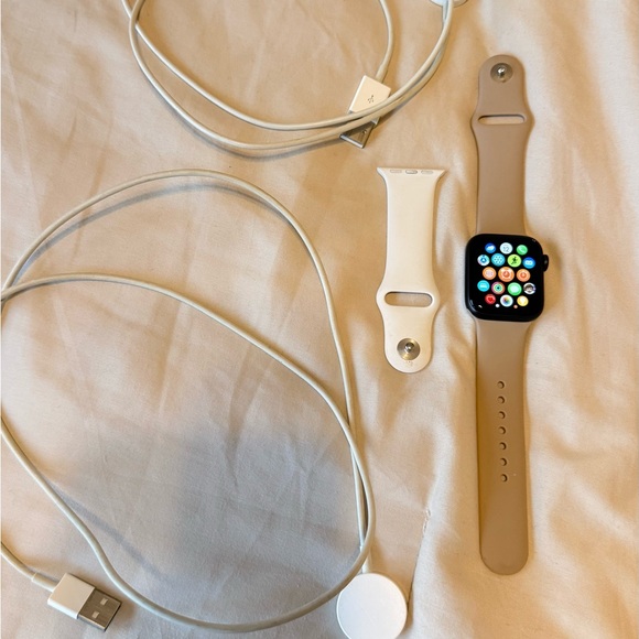 Apple Watch Series 5 40mm Aluminum – Excellent Condition + 2 Chargers